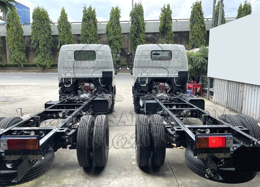 Alt text: Hệ thống nhíp lá giảm xóc của xe tải Hino XZU650