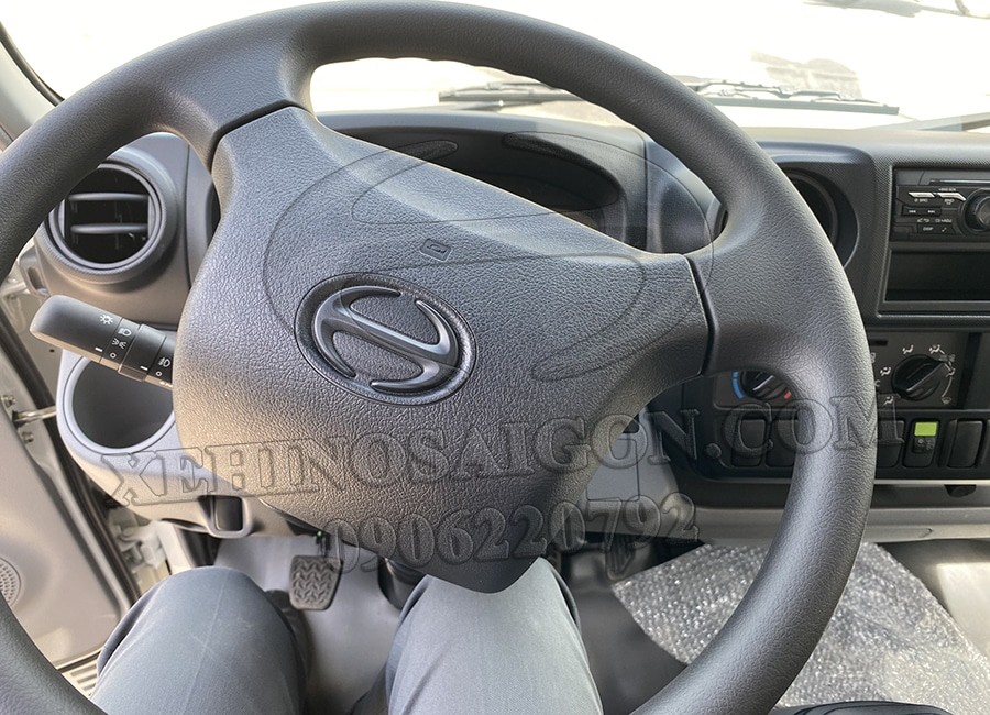 Alt text: Không gian nội thất rộng rãi và tiện nghi của xe tải Hino XZU650 series 300