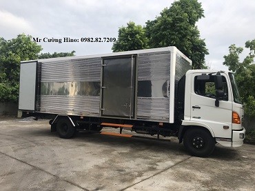Hino LKW mit geschlossenem Kastenaufbau aus Edelstahl