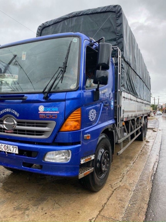 alt text: Xe tải Hino cũ tại Tiền Giang