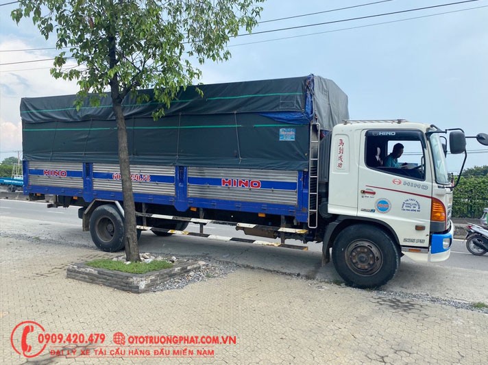 Imagen lateral del camión Hino FG Serie 500, modelo 2015