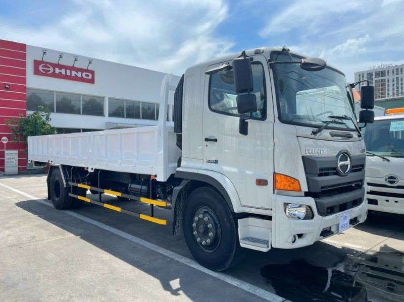 Xe tải Hino 8 tấn thùng lửng mạnh mẽ và bền bỉ