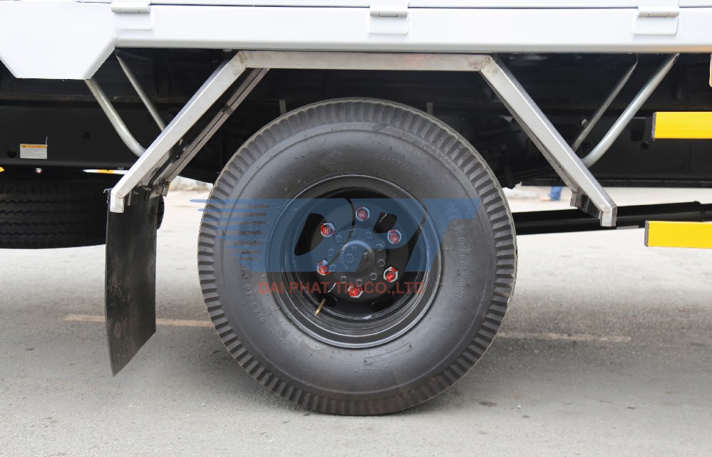 gócCabin xe tải Hino FC9JJTC mui bạt chụp góc nghiêng bên phải thể hiện cụm đèn pha và gương chiếu hậu