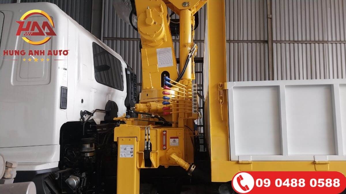 Camion Hino FM8JNSA équipé d'une grue Soosan SCS1015 transport de marchandises