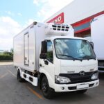 Xe tải Hino XZU650L 1T4 thùng đông lạnh với ngoại thất màu trắng tinh tế và logo Hino nổi bật