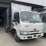 Alt text: Mặt galang xe tải Hino XZU650 1.9 tấn thùng kín với logo Hino mạ crom nổi bật
