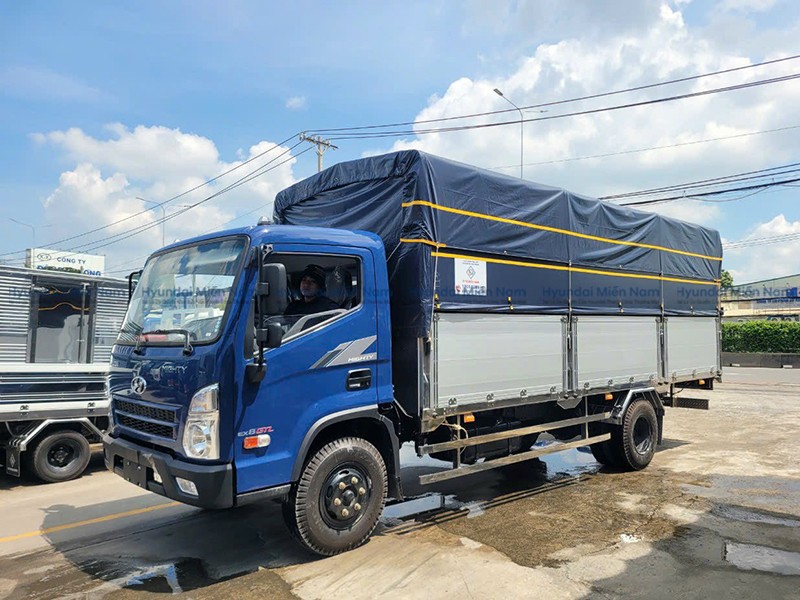 现代 Hyundai New Mighty Ex8 Gtl 7 吨篷布货车，5.8 米货箱，发动机特写