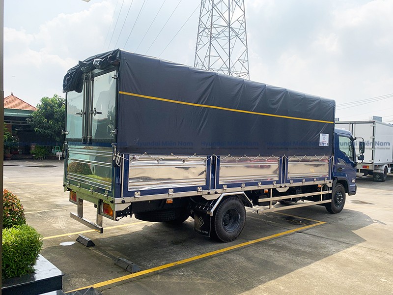 现代 Hyundai New Mighty Ex8 Gtl 7 吨篷布货车，5.7 米长货箱，侧面角度