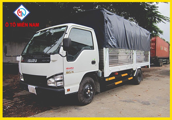 Nội thất cabin xe tải Isuzu 2.2 tấn thùng mui bạt rộng rãi và tiện nghi