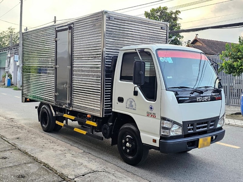 Gebrauchter Isuzu 2.5-Tonnen-LKW, Baujahr 2021, weiß, Pritschenaufbau mit Plane, Vorderansicht