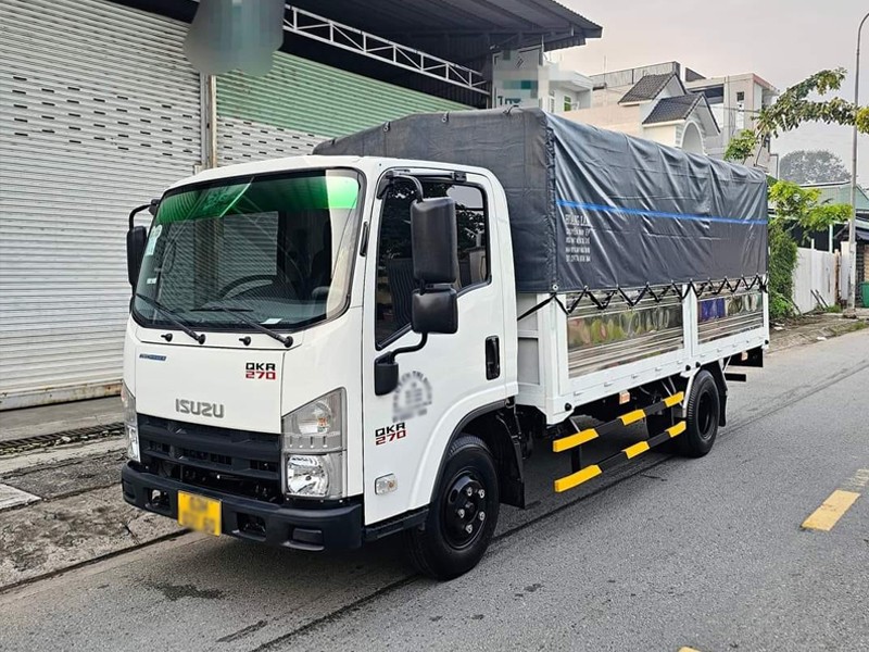 alt text: Xe tải Isuzu 2.5 tấn thùng kín cũ đời 2022