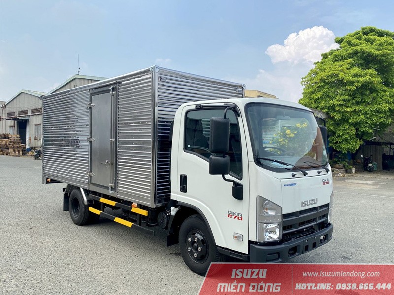 Camion Isuzu QKR 270 avec carrosserie fourgon pour une protection optimale des marchandises