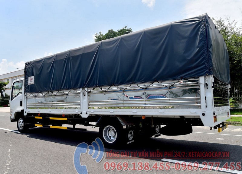 alt text: Nội thất xe tải Isuzu 3t5 thùng dài 6m
