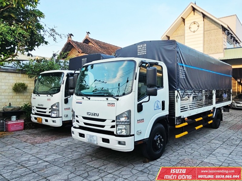 Xe tải Isuzu 5 tấn thùng kín cũ NQR75M đời cũ được trưng bày tại bãi xe, thể hiện sự đa dạng lựa chọn cho khách hàng.