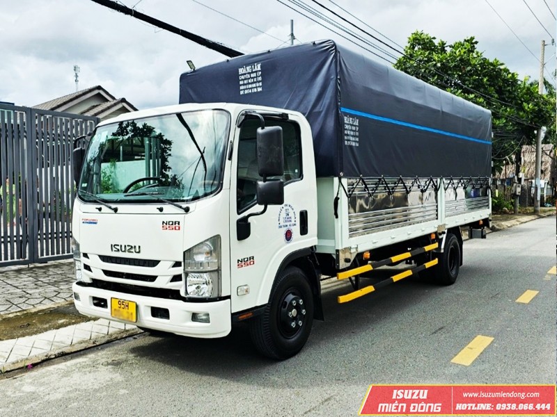 Hình ảnh cận cảnh thùng kín xe tải Isuzu 5 tấn cũ, minh họa chất lượng thùng và khả năng vận chuyển hàng hóa đa dạng.
