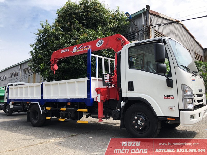 xe tải isuzu 5t8 gắn cẩu nâng hạ hàng hóa
