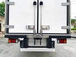 Seitenansicht des Kühlkoffers eines ISUZU FRR650