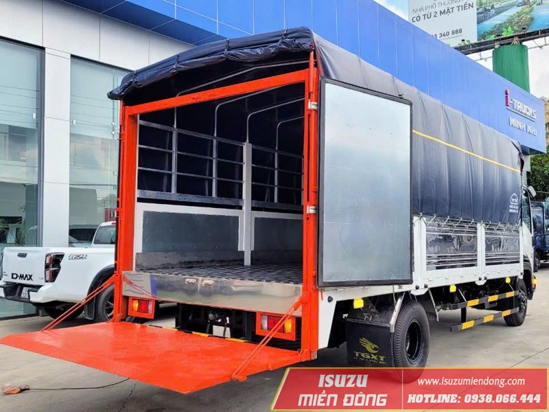 Isuzu FRR 650 6T2 लिफ्टिंग गेट ट्रक के केबिन का आंतरिक भाग, ड्राइवर के लिए सुविधाजनक और आरामदायक डिज़ाइन