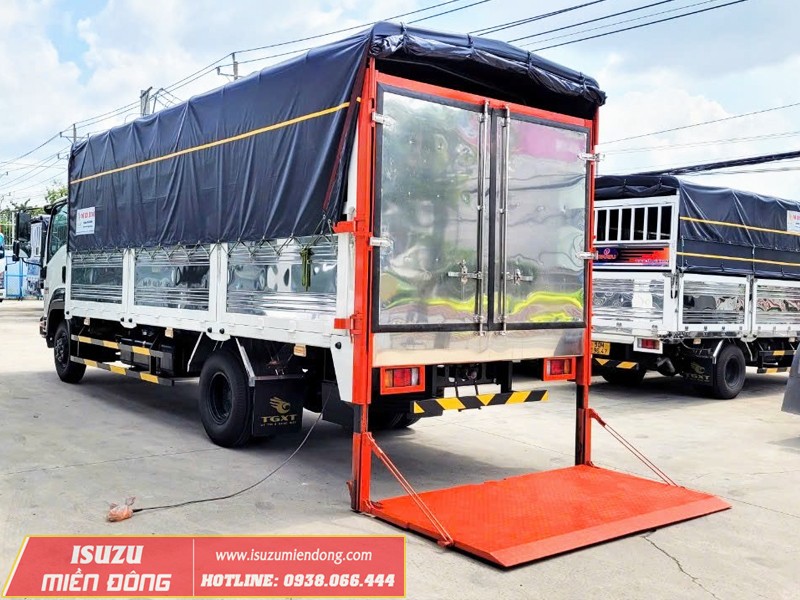 Isuzu FRR 650 6T2 ट्रक का लिफ्टिंग गेट, माल को जल्दी और सुरक्षित रूप से लोड और अनलोड करने में सहायता करता है