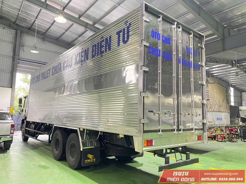 Xe tải Isuzu FVM 1500 15 tấn thùng kín chở pallet thực tế 2