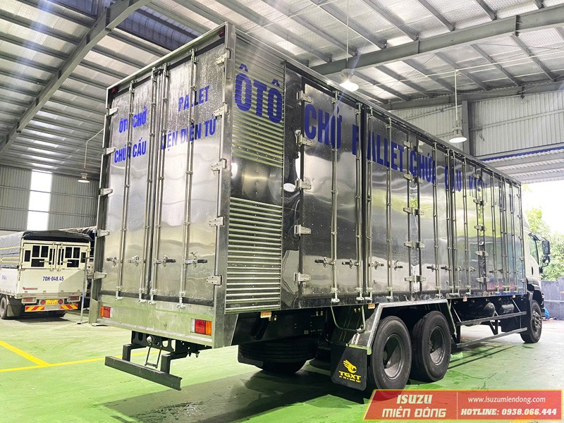 Xe tải Isuzu FVM 1500 15 tấn thùng kín chở pallet thực tế 1