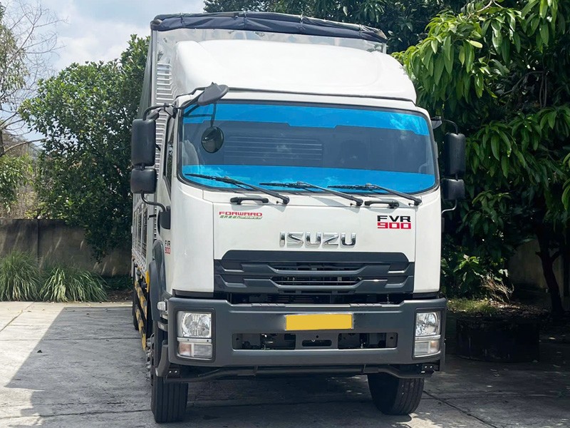 Primer plano de la cabina del camión Isuzu FVR 900 de 8 toneladas para transporte de motocicletas