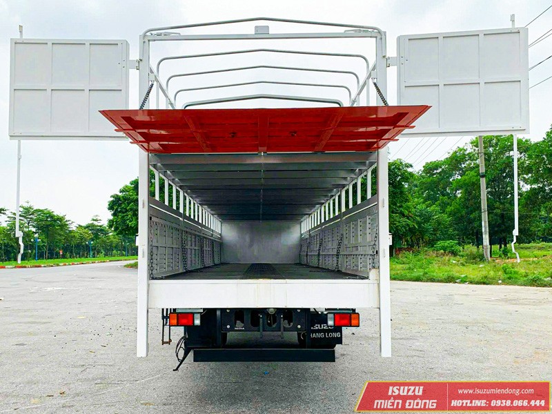 Vista alternativa del camión Isuzu FVR 900 de 8 toneladas para transporte de motocicletas