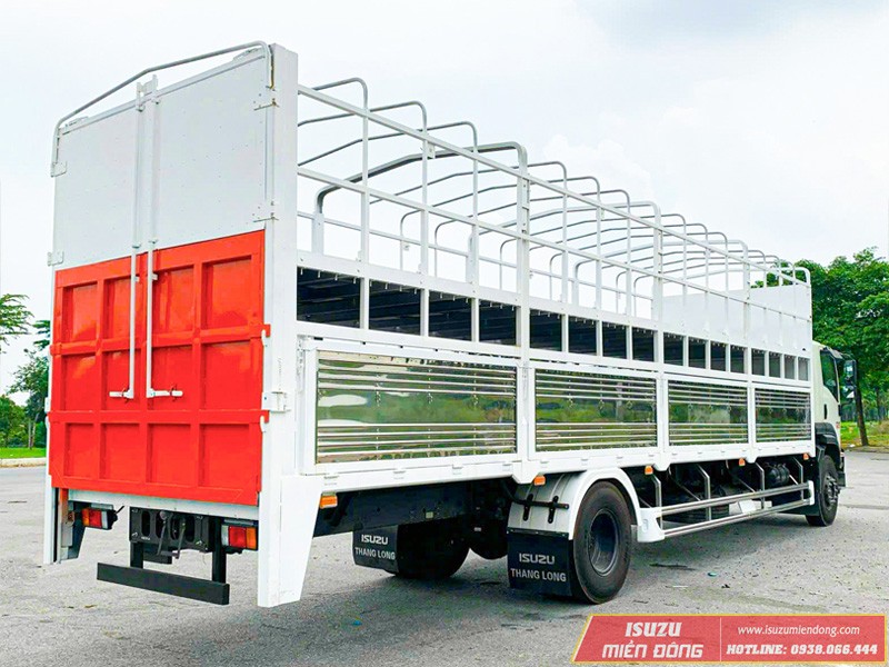 Camión Isuzu FVR 900 de 8 toneladas para transporte de motocicletas con la plataforma abierta
