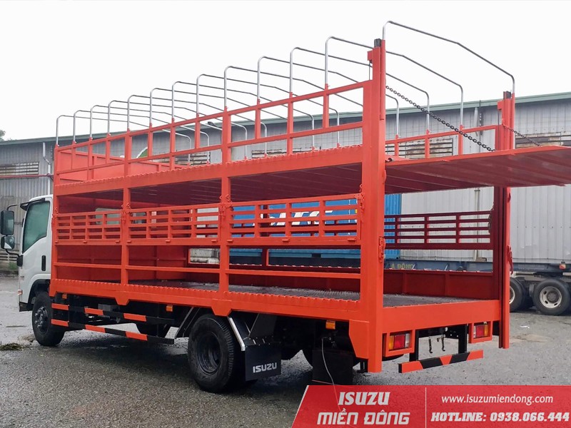 alt text: Hình ảnh mặt trước xe tải Isuzu NPR 400 3T5 thùng chở xe máy với logo Isuzu nổi bật.
