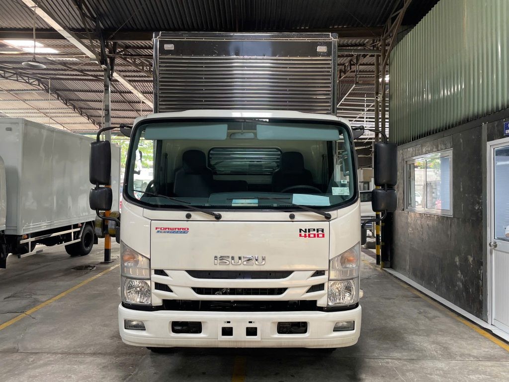Góc nhìn khác của xe tải Isuzu NPR400 thùng pallet inox