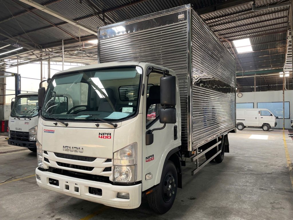 Chi tiết thùng xe tải Isuzu NPR400 với hệ thống con lăn