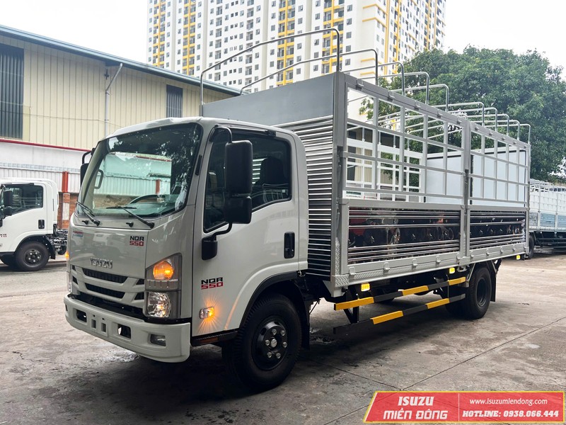 Außendesign des Isuzu NQR 550 5-Tonnen LKWs mit Planenaufbau und Ladebordwand