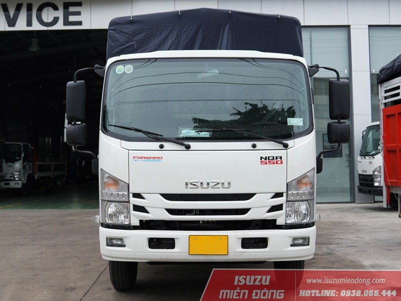 Exterieur van de Isuzu NQR550 6-tons vrachtwagen