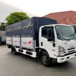 Tổng quan ngoại thất xe tải Isuzu NQR75LE4 5.5 tấn thùng bạt mạnh mẽ và hiện đại