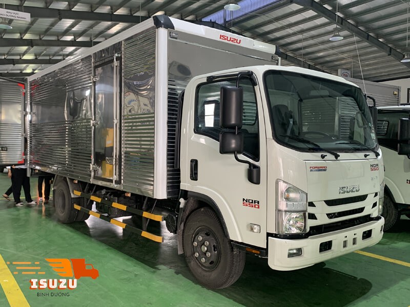 Xe tải Isuzu NQR75LE4 5.8 tấn thùng kín dài 5m7 tại Bình Dương