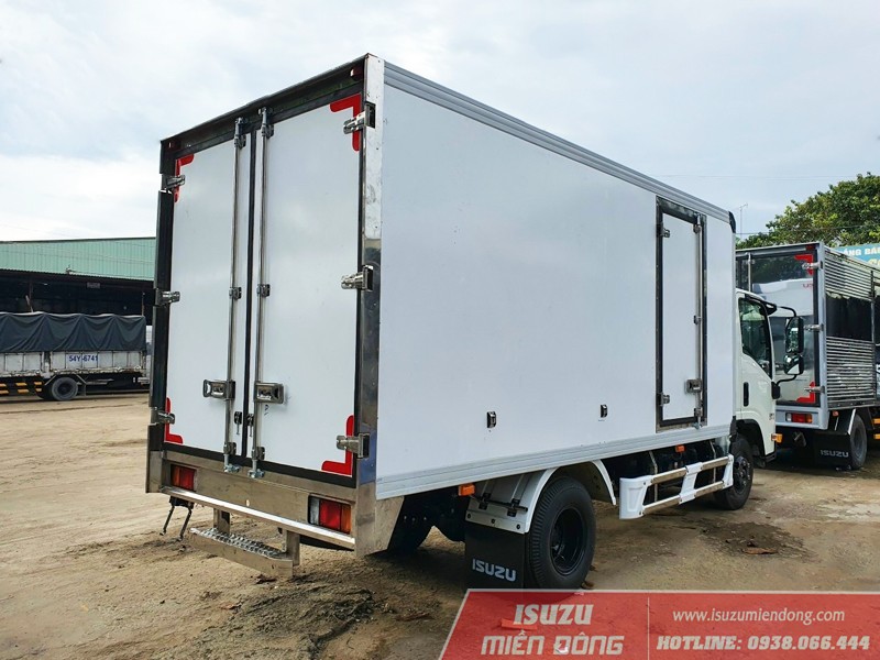 Hình ảnh góc khác của xe bán tải Isuzu QKR 210 thùng kín