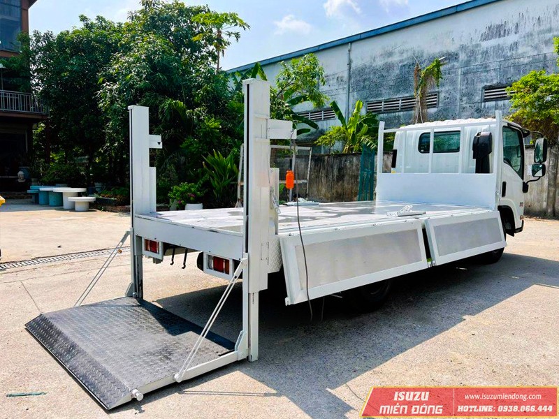 Xe tải Isuzu QKR 270 thùng lửng bửng nâng, thiết kế mạnh mẽ, chắc chắn