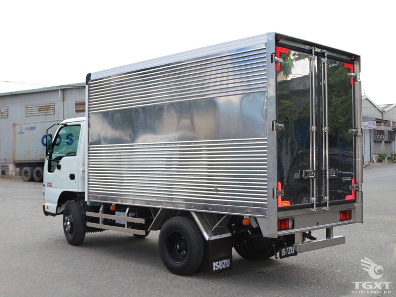 Isuzu QKR77FE4 트럭의 화물칸