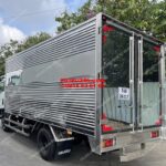 Hình ảnh xe tải Isuzu QKR270 thùng kín inox với decal phản quang phía sau