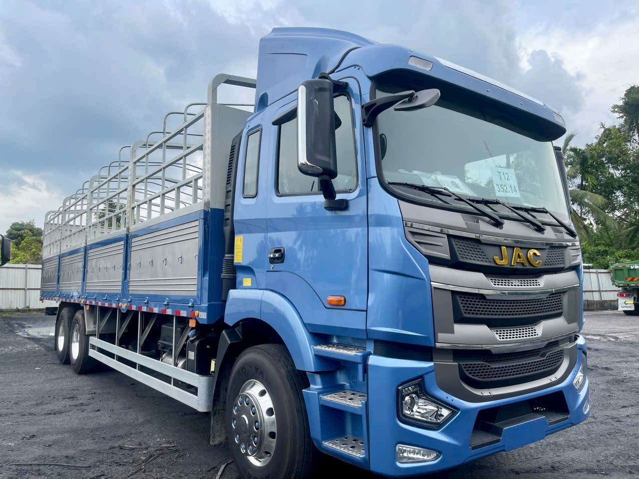 Xe tải Jac 3 chân cũ thùng dài