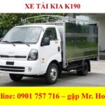 alt text: Hình ảnh xe tải Kia K190 màu trắng, thùng mui bạt, đang di chuyển trên đường.
