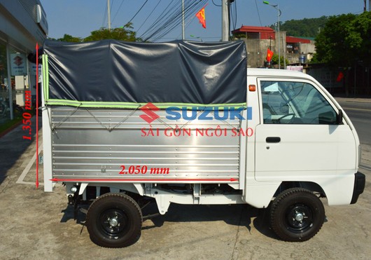 Een Suzuki Truck met een laadbak met huif