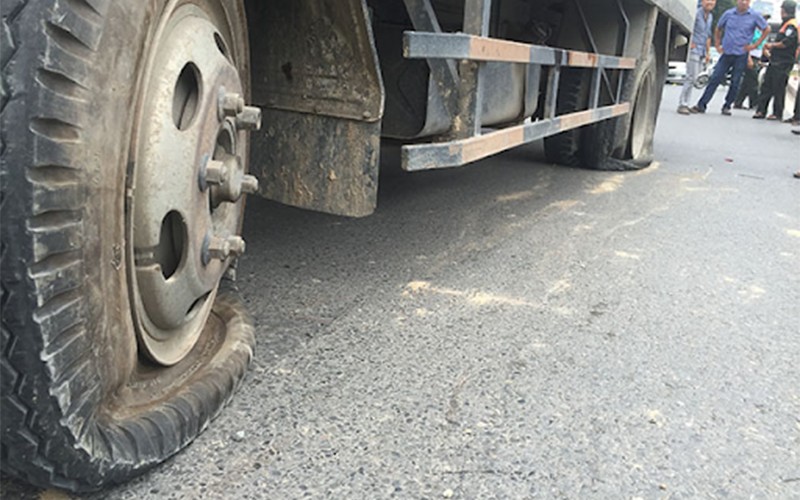 Camioneta con un neumático reventado mostrando los daños y el peligro