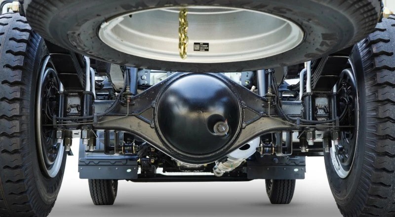 Autocarro Ollin S720 con gru Unic da 3 tonnellate a 5 sezioni che si muove in modo flessibile