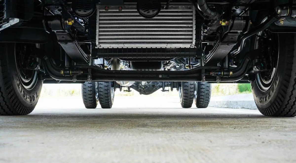 Autocarro Ollin S720 con gru Unic da 3 tonnellate a 5 sezioni che funziona in modo efficiente