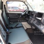 Nội thất cabin xe tải Suzuki 700kg thùng kín rộng rãi, thiết kế tối ưu không gian