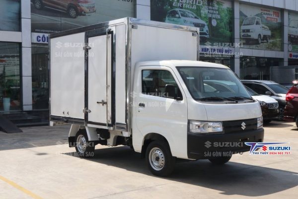 Hình ảnh cận cảnh thùng xe tải Suzuki 700kg thùng kín, nhấn mạnh kích thước rộng rãi và khả năng chứa hàng đa dạng