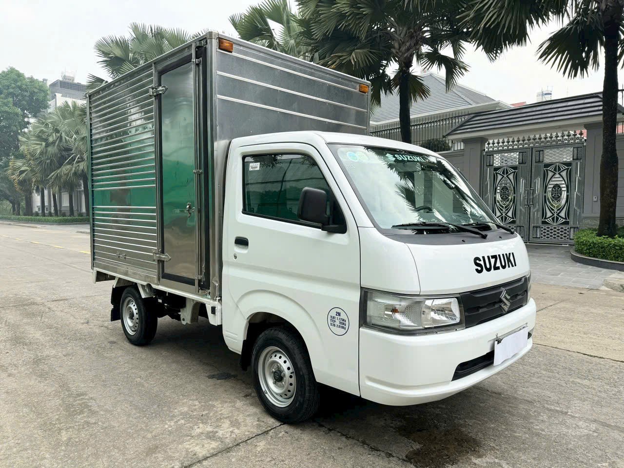 Camion Suzuki 750kg d'occasion avec benne fermée importée, modèle 2020