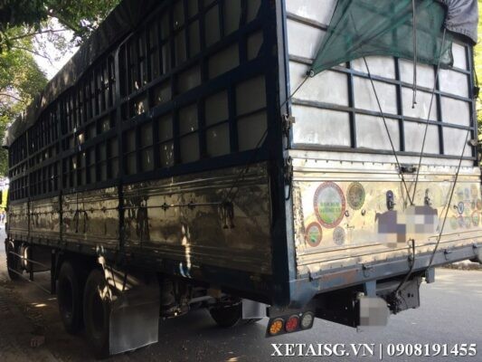 Frente de um camião Thaco Auman de 3 eixos usado