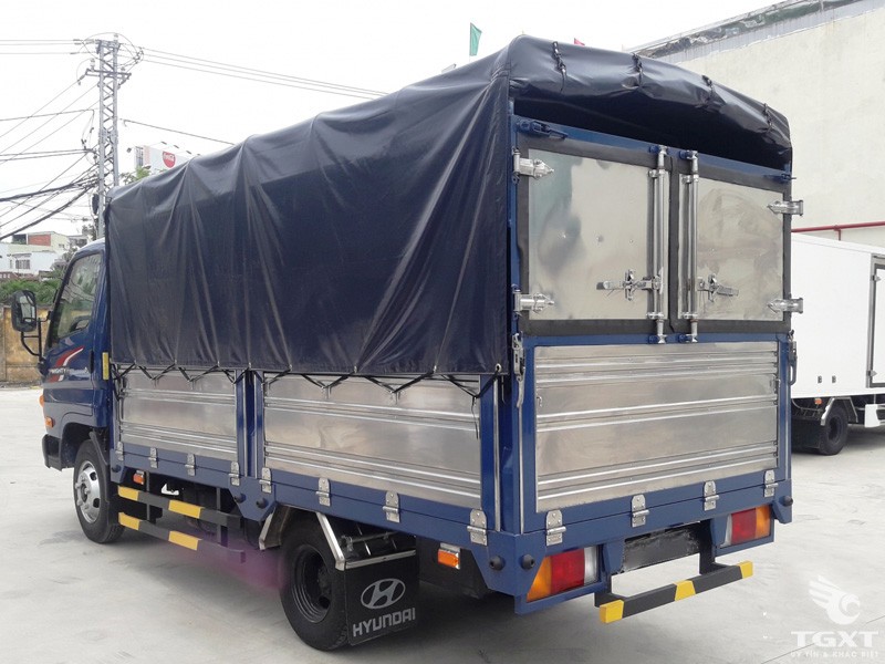 Xe tải Hyundai N250 thùng bạt đóng mới theo tiêu chuẩn, kích thước rộng rãi, đáp ứng nhu cầu vận chuyển hàng hóa